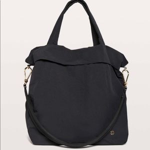 Lululemon NWT On My Level Bag 1.0 *Large in Black/Shiny Gold